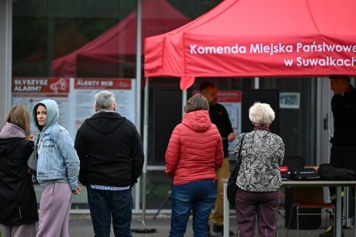 A civil defence worker explained the rules of conduct for an air raid alert in Suwalki — Sergei GAPON / AFP
