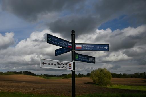 A sign at the borders points the way to to Vilnius, Warsaw, Moscow and Kaliningrad — Sergei GAPON / AFP