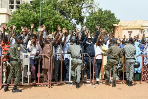 Des partisans du général Abdourahamane Tiani   scandent des slogans lors d’un rassemblement pour le soutenir, à Niamey, le le 2 septembre 2026 — - / AFP