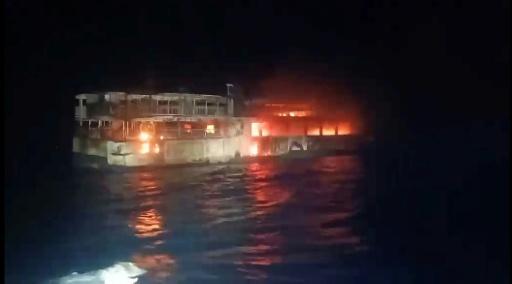Cette capture d'écran d'une vidéo diffusée par la Garde côtière philippine, réalisée le 9 septembre 2026 et reçue le 10 septembre 2026, montre le ferry qui a pris feu au large de Palawan, dans l'ouest des Philippines — - / AFP