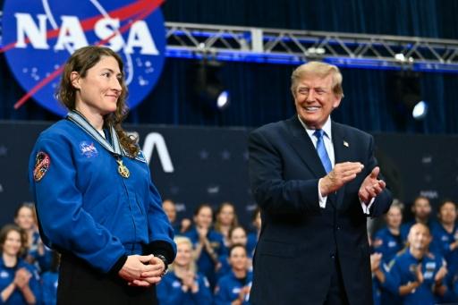 El presidente de EEUU, Donald Trump, aplaude a la astronauta de la NASA Christina Koch tras imponerle la Medalla de Honor Espacial del Congreso, el 28 de agosto de 2026 en el Centro Espacial Lyndon B. Johnson de la NASA, en Houston (Texas), al sur de EEUU — Kent Nishimura / AFP