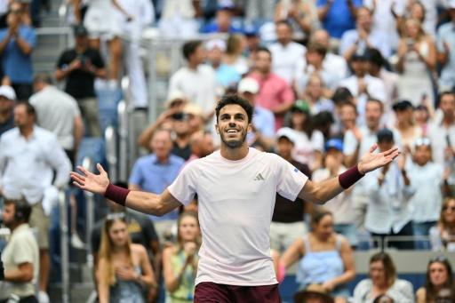 El argentino Francisco Cerúndolo celebra su victoria ante Taylor Fritz en el US Open el 5 de septiembre de 2026 — ANGELA WEISS / AFP