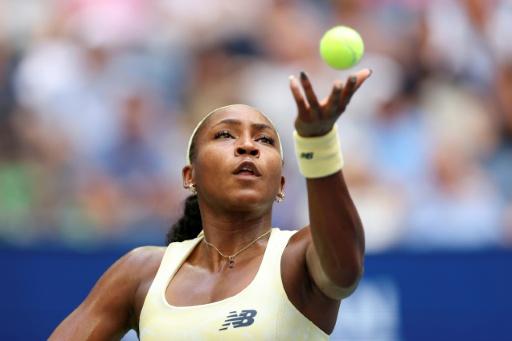 Coco Gauff sirve durante su victoria en tercera ronda del US Open el 5 de septiembre de 2026 — MATTHEW STOCKMAN
