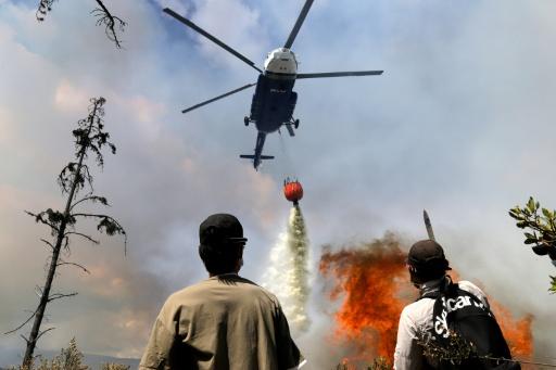 Un hélicoptère largue de l'eau sur un feu de forêt sur la colline de San Marcos, dans la municipalité de Villa de Leyva, le 20 septembre 2026 en Colombie — LUIS LIZARAZO / AFP