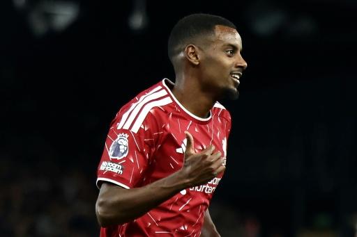 Liverpool vence Ipswich e conquista 1ª vitória no Inglês