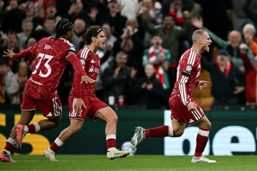 Alexis Mac Allister (D) comemora após marcar o gol da vitória do Liverpool sobre o Atlético de Madrid por 2 a 1 na Liga dos Campeões — Paul ELLIS / AFP