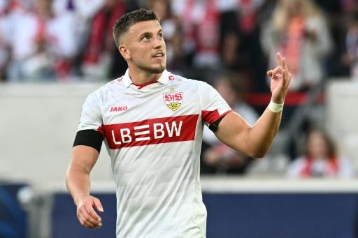 Ermedin Demirovic comemora após marcar na vitória do Stuttgart sobre o Viking por 3 a 1 na Liga dos Campeões — THOMAS KIENZLE / AFP