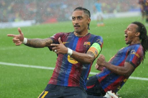Raphinha comemora após abrir o placar na vitória do Barcelona sobre o Feyenoord por 5 a 1, pela Liga dos Campeões — Lluis Gene / AFP
