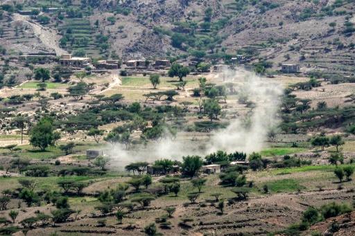 El humo en la línea del frente al oeste de Taiz, en Yemen, durante los combates entre las fueras hutíes y las fuerzas del gobierno respaldadas por Arabia Saudita, el 16 de septiembre de 2026 — Ahmad AL-BASHA / AFP