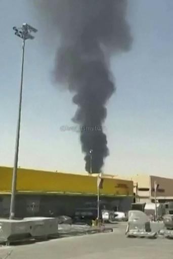 Una columna de humo cerca del aeropuerto de Riad, el 19 de septiembre de 2026 — - / AFP