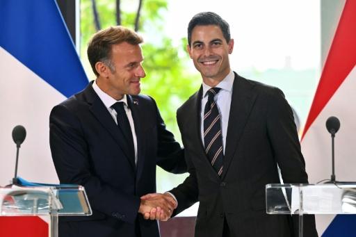 Le Premier ministre néerlandais Rob Jetten (d) et le président français Emmanuel Macron lors d'une conférence de presse sur le campus Brainport Industries à Eindhoven, aux Pays-Bas, le 2 septembre 2026 — NICOLAS TUCAT / AFP