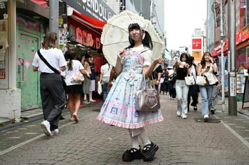 Membre de la troupe TremendousCircus, Hina Haruka pose dans la rue à Tokyo, le 30 juillet 2026 — Toshifumi KITAMURA / AFP