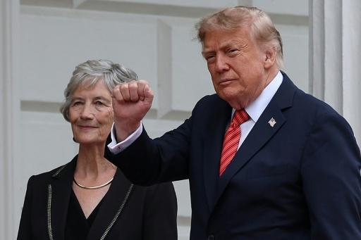Le président américain Donald Trump (D) et la présidente irlandaise Catherine Connolly (G), le 12 septembre 2026 à Dublin — Adrian Dennis / AFP