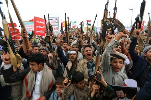Des partisans des rebelles houthis brandissent leurs armes lors d'une manifestation le 17 juillet 2026 à Sanaa — Mohammed HUWAIS / AFP