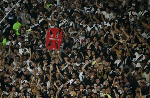 Los hinchas de Vasco da Gama celebran la victoria contra el colombiano Santa Fe el 15 de setiembre de 2026 en Rio de Janeiro, que le permitió clasificar a las semifinales de la Copa Sudamericana 2026. — MAURO PIMENTEL / AFP