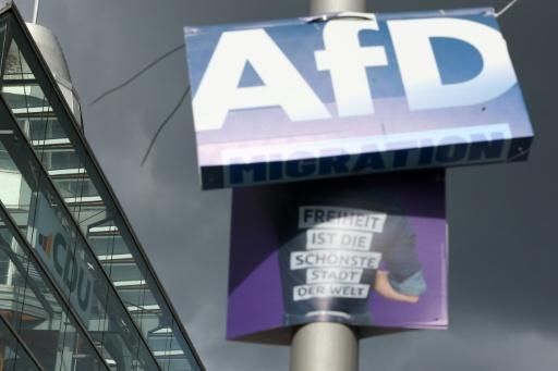 Un cartel del partido de extrema derecha Alternativa por Alemania (AfD) frente a la sede de la Unión Demócrata Cristiana (CDU), en Berlín el 17 de septiembre de 2026 — Odd ANDERSEN / AFP