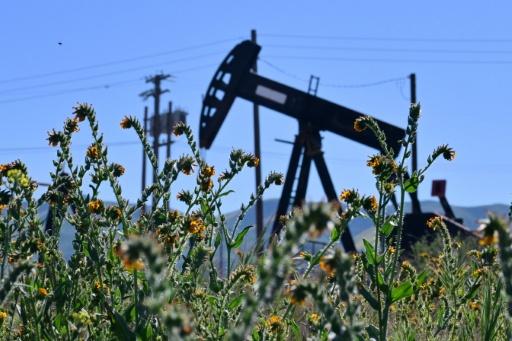 Stocks drop and oil rises as Hormuz hopes fade