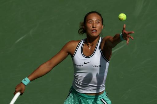 La china Zheng Qinwen sirve durante su derrota en cuartos del US Open el 9 de septiembre de 2026 — AL BELLO