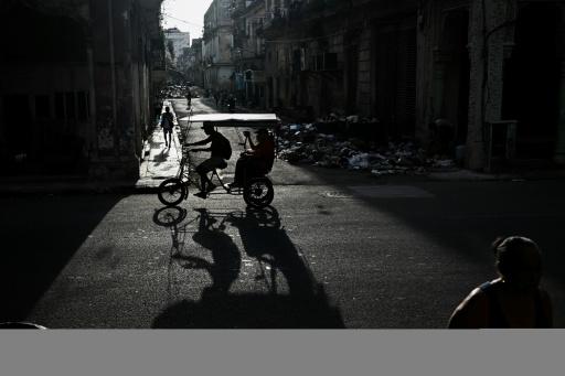 Un bicitaxi circula por una calle de La Habana durante un apagón generalizado el 18 de septiembre de 2026. — YAMIL LAGE / AFP