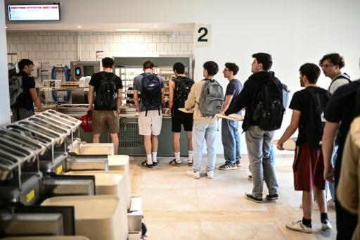 Des étudiants font la queue dans un restaurant du Crous à l'Université de Bordeaux, le 24 avril 2026 à Talence, en Gironde — Christophe ARCHAMBAULT / AFP