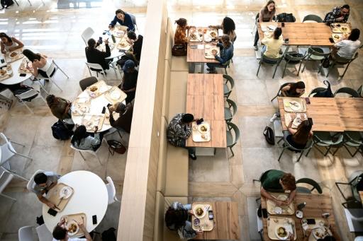 Des étudiants prennent un repas dans un restaurant universitaire du Crous de l'Université de Bordeaux à Talence, le 24 avril 2026 en Gironde — Christophe ARCHAMBAULT / AFP