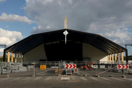 Une tribune en construction place de la Concorde à Paris, le 16 septembre 2026, avant la visite du pape Léon XIV en France — Charlotte SIEMON / AFP