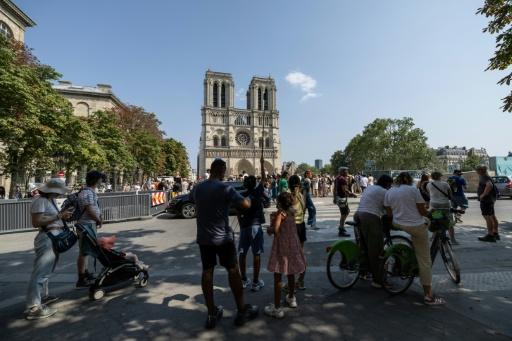 Des touristes devant la cathédrale Notre-Dame de Paris, le 25 juillet 2026 — Xavier GALIANA / AFP