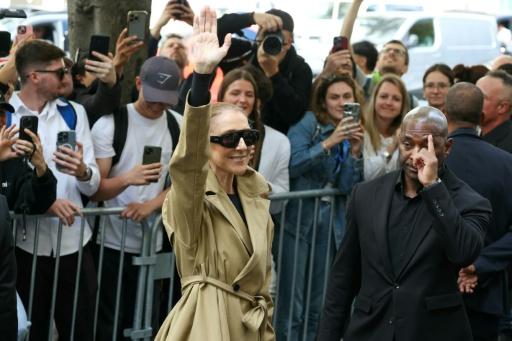 Le chanteur canadien
Céline Dion salue ses fans à son arrivée à l'hôtel Royal Monceau à Paris, le 28 août 2026 — Thomas SAMSON / AFP
