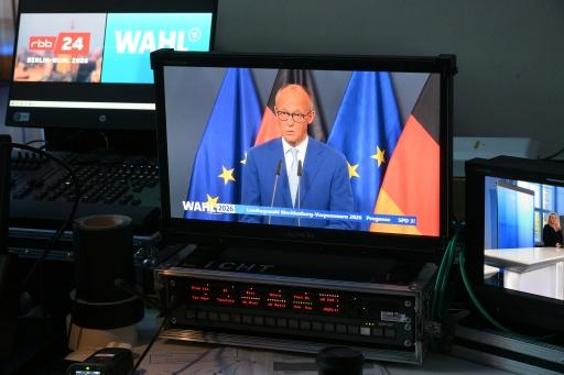 Un écran de télévision montre le chancelier allemand et chef de l’Union chrétienne-démocrate (CDU) Friedrich Merz faisant une déclaration à Berlin, le 20 septembre 2026 — RALF HIRSCHBERGER / AFP