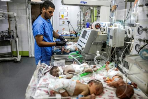 Un trabajador médico revisa a los bebés prematuros en cunas térmicas en la abarrotada unidad de cuidados intensivos neonatales (UCIN) del hospital Naser en Jan Yunis, en el sur de la Franja de Gaza, el 7 de septiembre de 2026 — BASHAR TALEB / AFP
