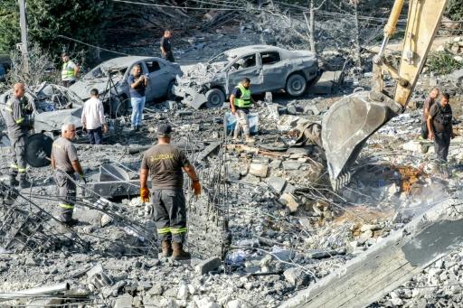 Une pelleteuse dégage les décombres lors que des secouristes recherchent des survivants après une frappe aérienne israélienne nocture sur le village de Kfar Remmane, dans le sud du Liban, le 7 septembre 2026 — Mahmoud ZAYYAT / AFP