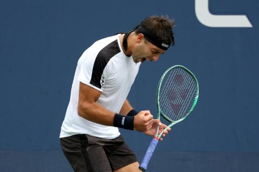 El argentino Etcheverry vuelve a la tercera ronda del US Open