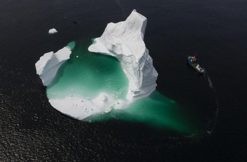 Esta foto aérea mostra o barco do Capitão Edward Kean passando por um iceberg na Baía de Bonavista em 29 de junho de 2019 em Newfoundland, Canadá. Johannes Eisele/AFP