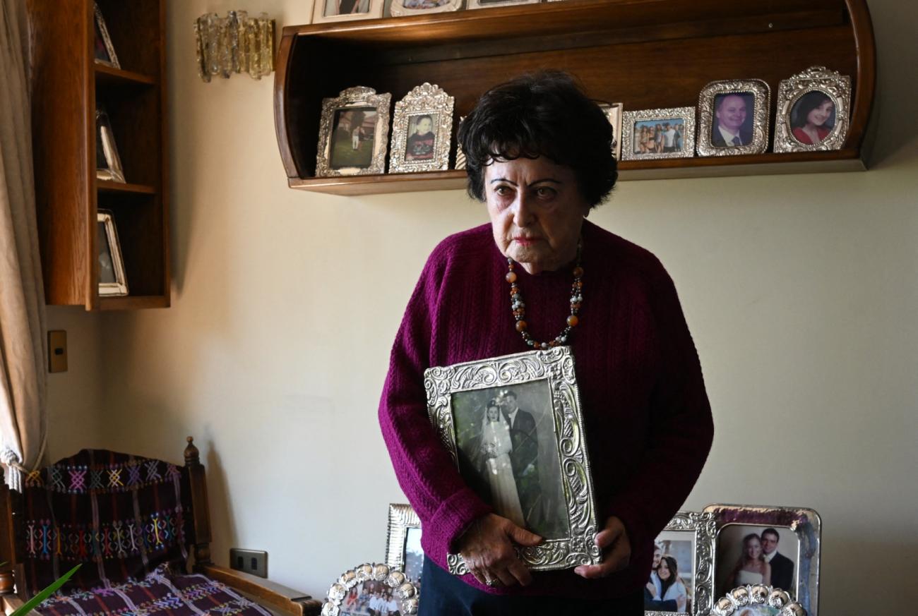Marta Neuwirth, 95 ans, tient entre ses mains un portrait de famille en noir et blanc.