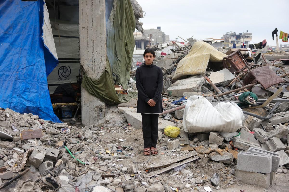 Maram Al-Assali, 12 ans, pose devant sa maison détruite à Jabalia
