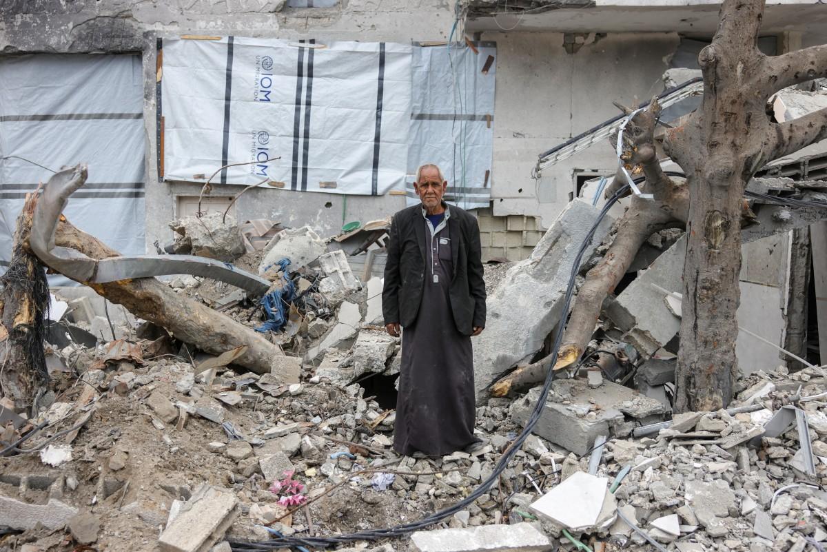 Ali Al-Qanoua pose devant sa maison détruite à Jabalia