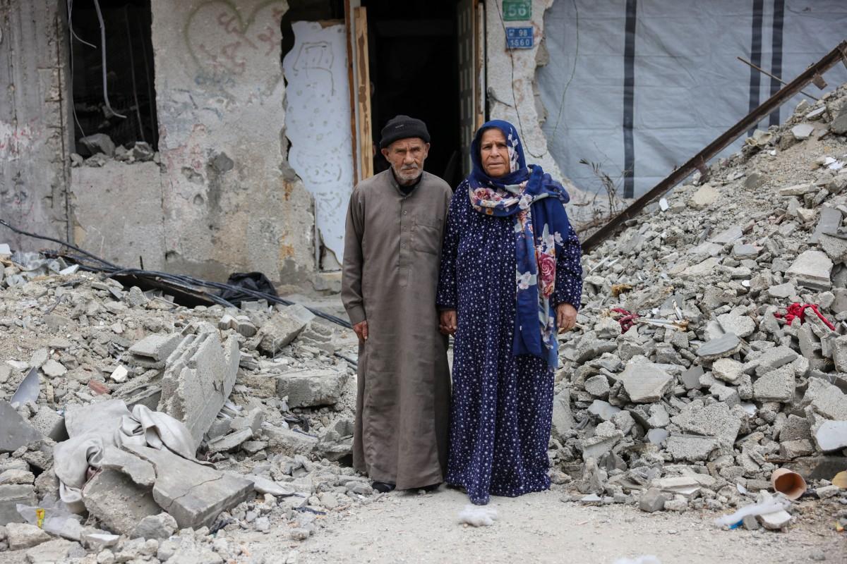 Mohammed Ghneim, 84 ans, et sa femme Aisha, 71 ans, posent devant leur maison détruite à Jabalia.
