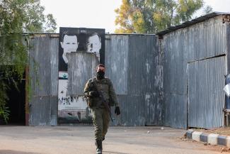 A member of the security forces of Syria's new authorities walks in the compound of the Fourth Division's Security Bureau on the outskirts of Damascus on December 21, 2024. © Bakr Alkasem / AFP