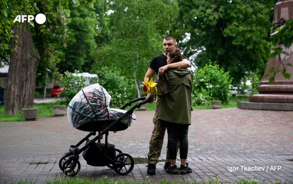 AFP photo by Igor Tkachev - An Ukranian couple confort each other