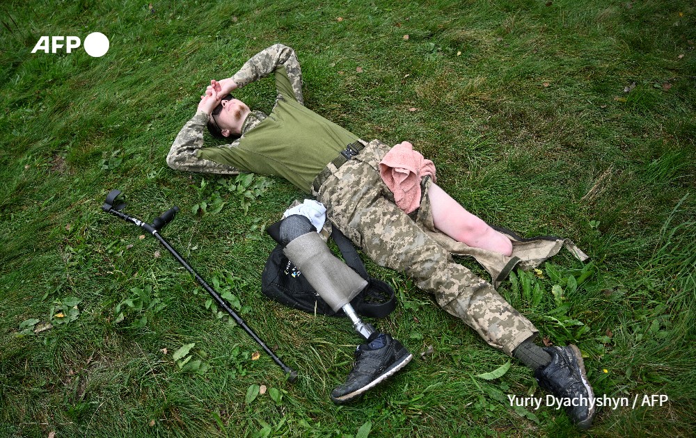 amputee ukrainian rests after climbin mount klyuch